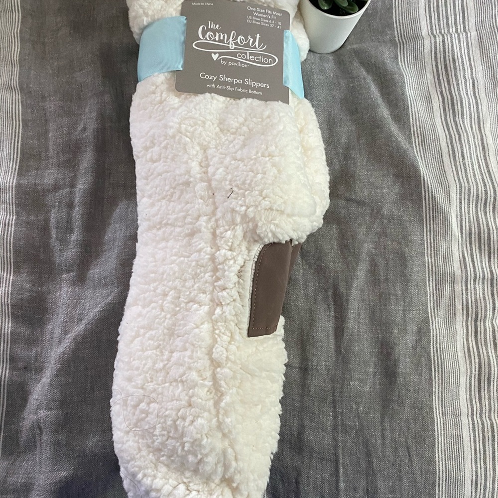 NWT Cozy Sherpa Slippers
